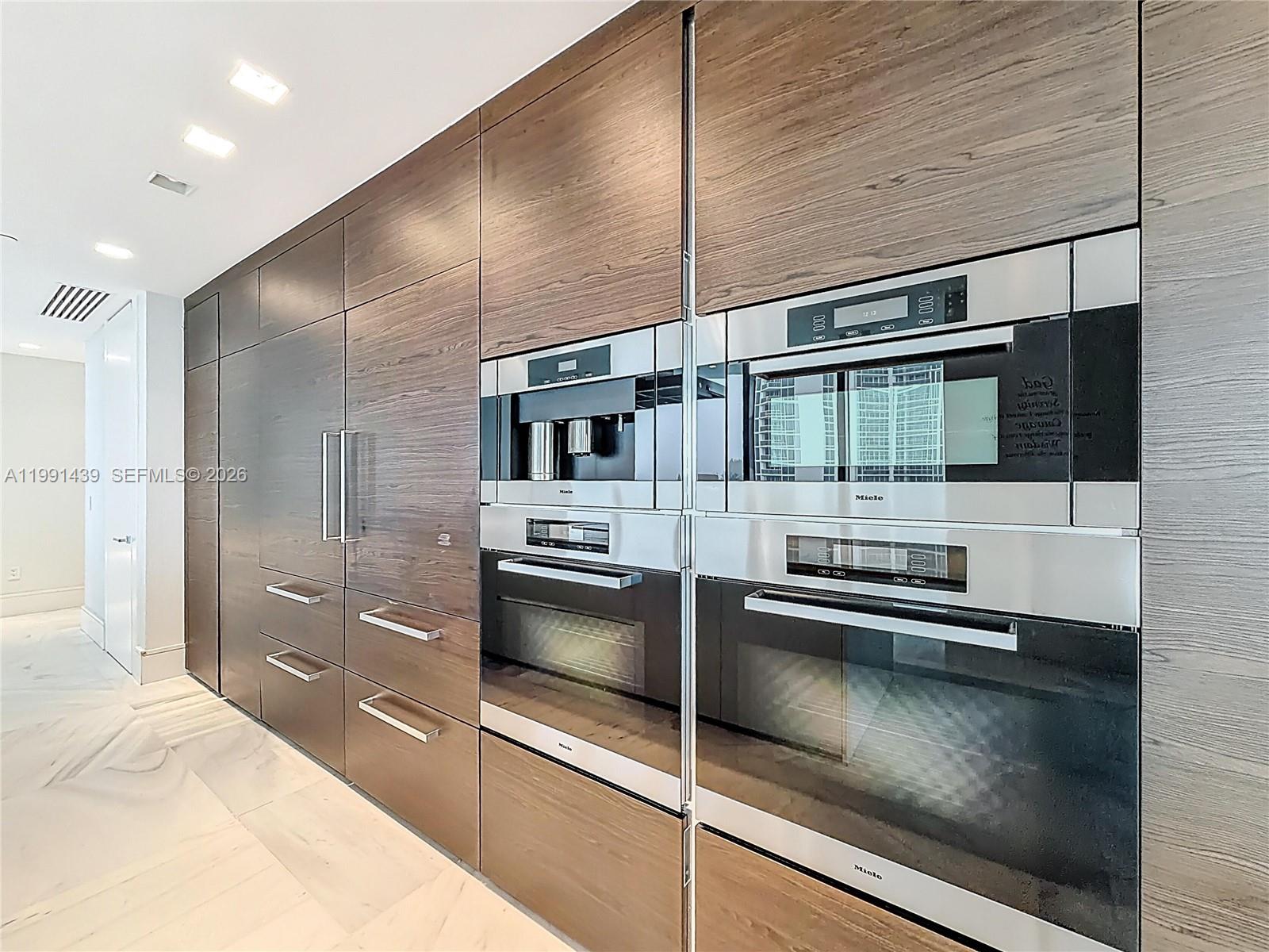 5 4 / 6 4992 sq. ft. $ 2026-03-30 0 foto