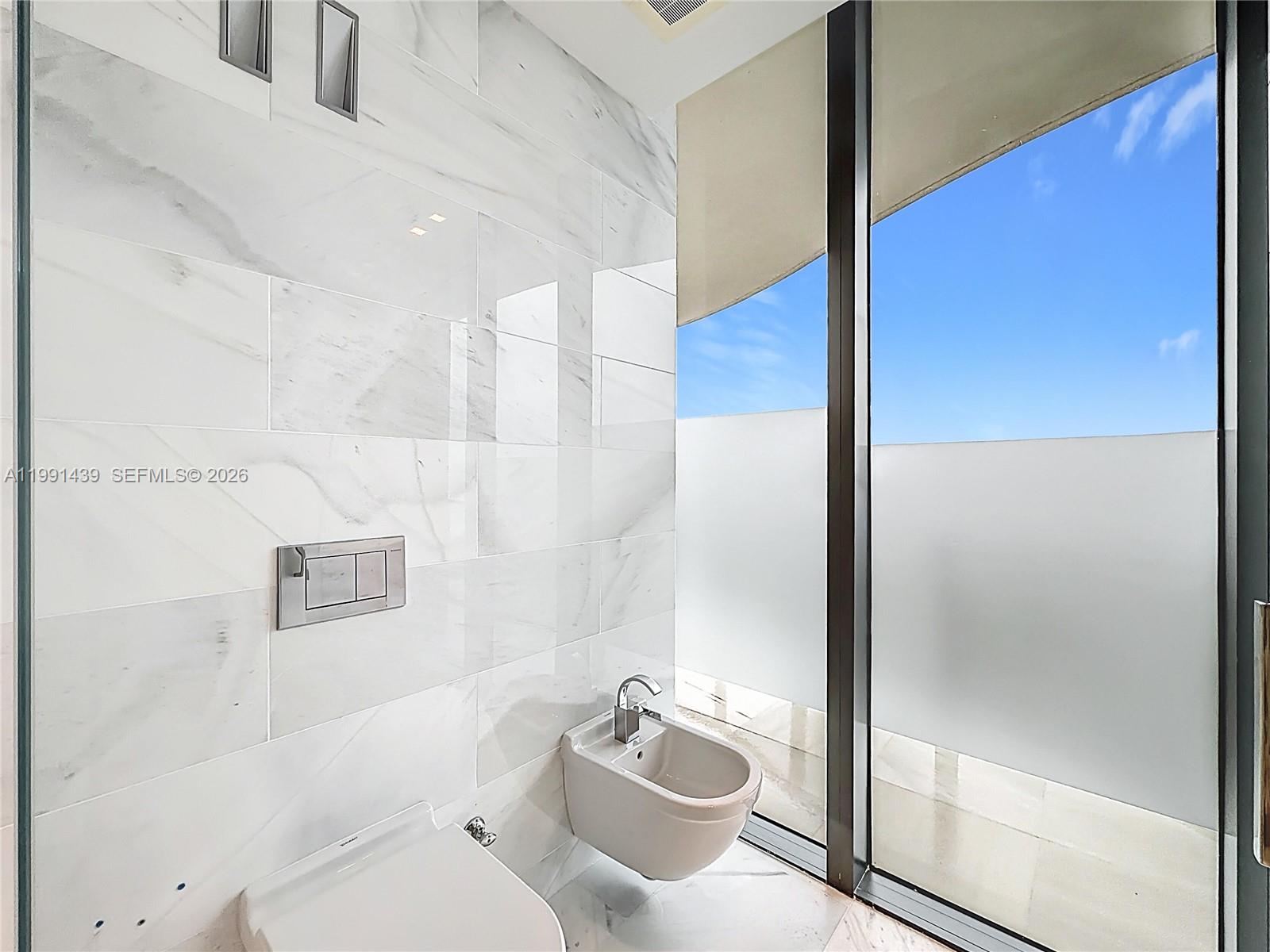 5 4 / 6 4992 sq. ft. $ 2026-03-30 0 foto