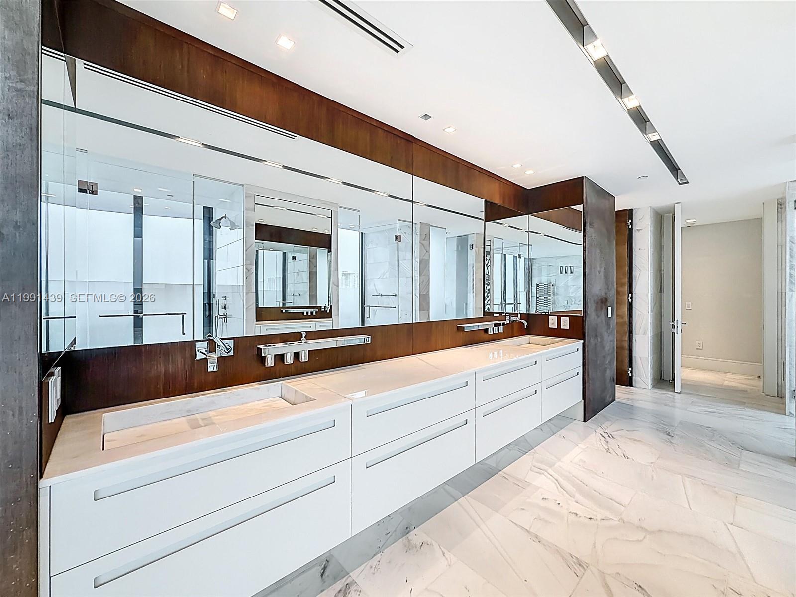 5 4 / 6 4992 sq. ft. $ 2026-03-30 0 foto