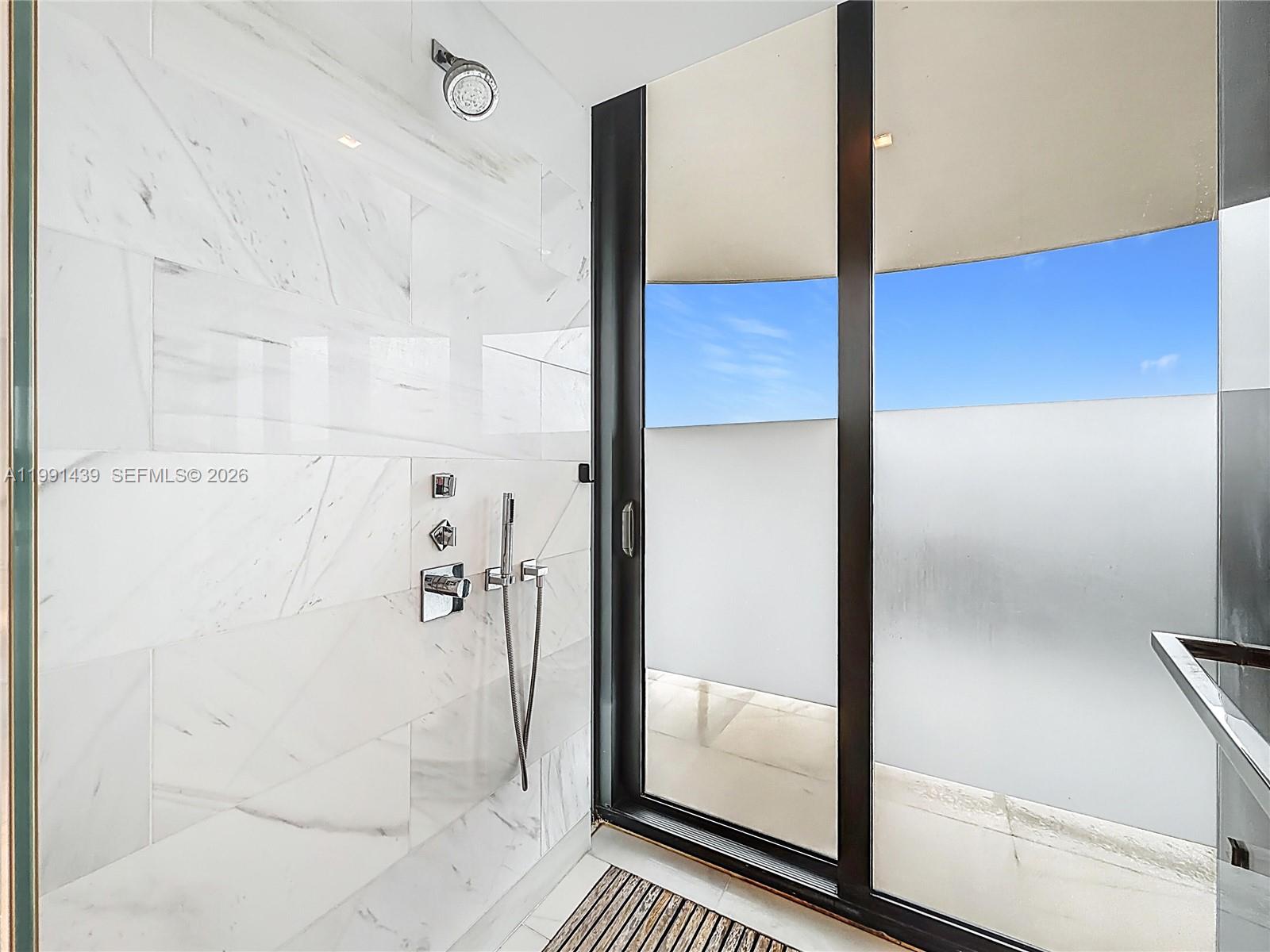 5 4 / 6 4992 sq. ft. $ 2026-03-30 0 foto