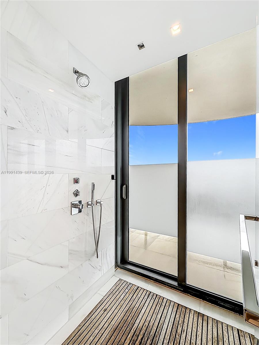 5 4 / 6 4992 sq. ft. $ 2026-03-30 0 foto