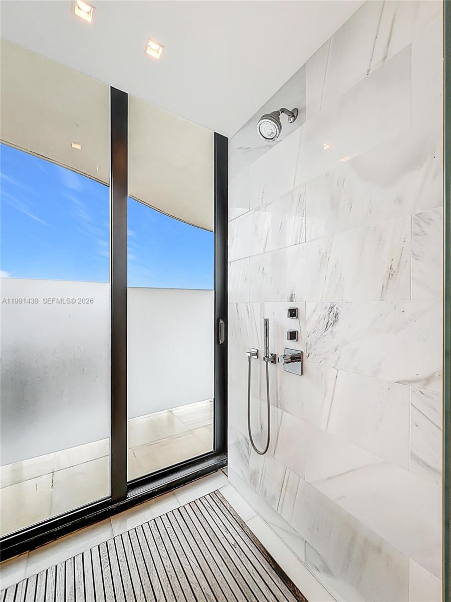 5 4 / 6 4992 sq. ft. $ 2026-03-30 0 foto