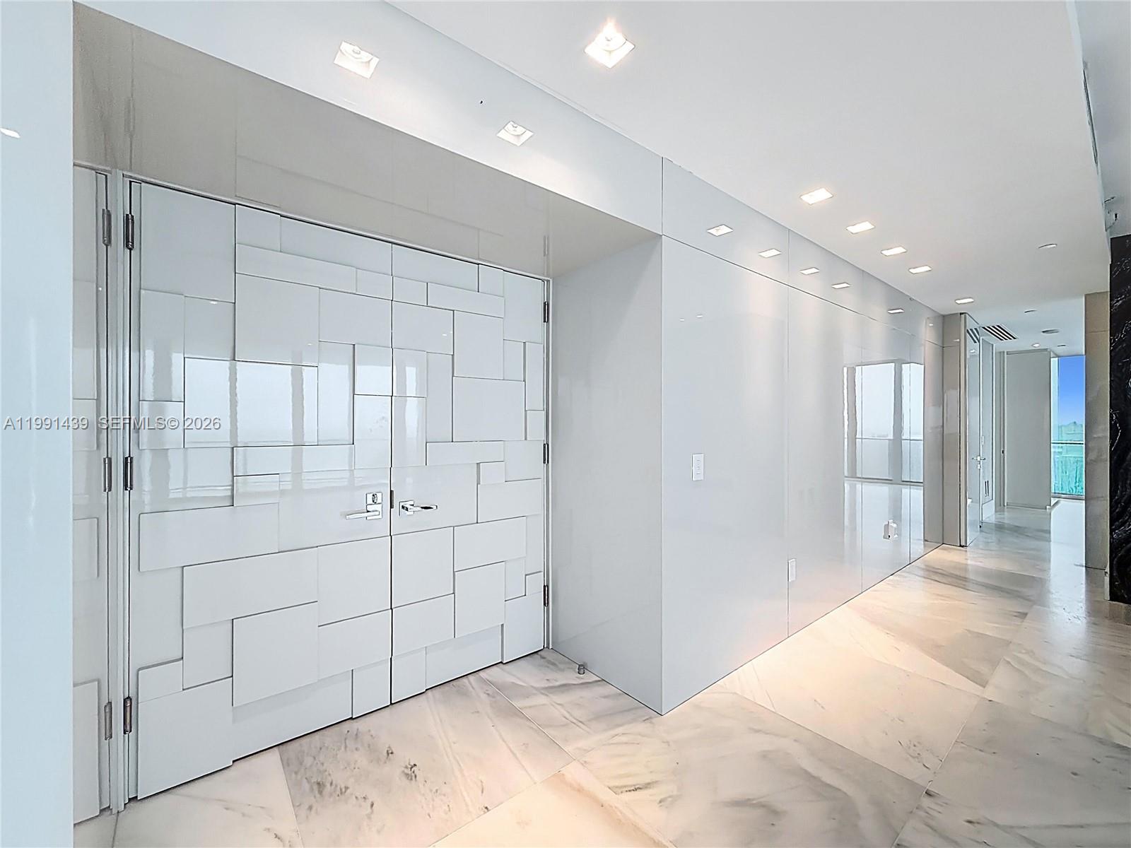 5 4 / 6 4992 sq. ft. $ 2026-03-30 0 foto