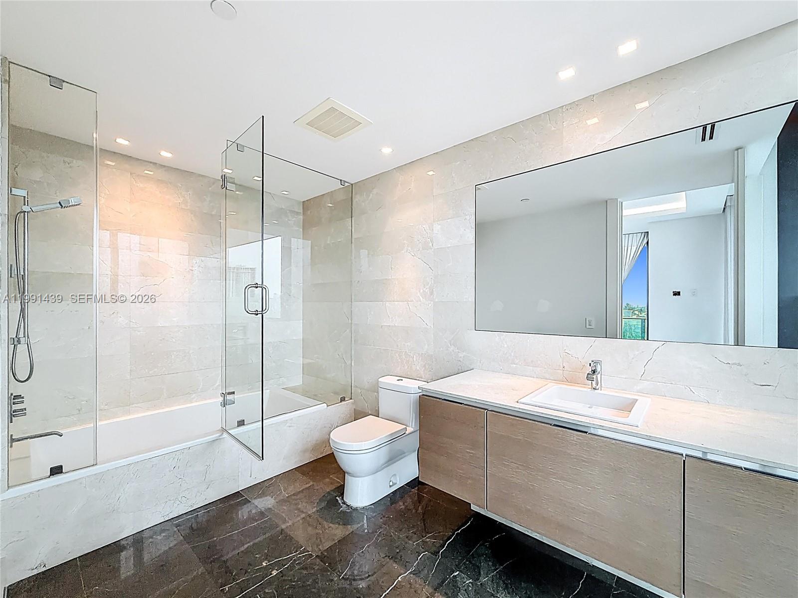 5 4 / 6 4992 sq. ft. $ 2026-03-30 0 foto