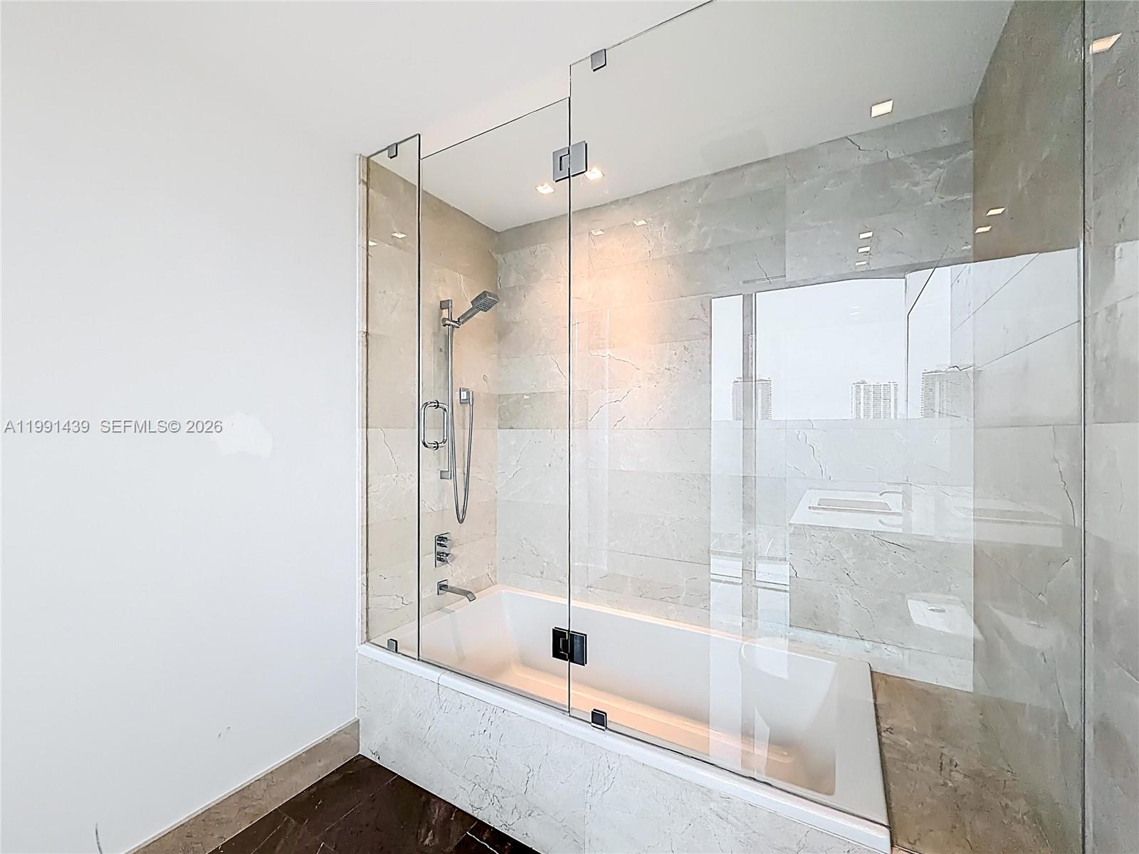 5 4 / 6 4992 sq. ft. $ 2026-03-30 0 foto