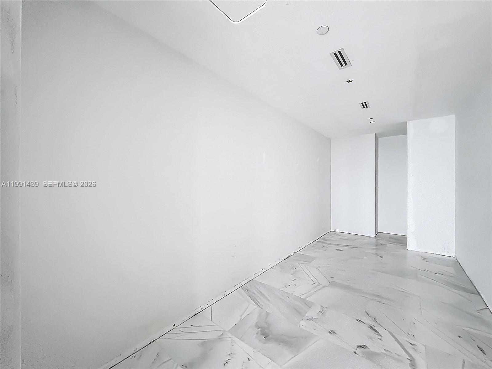 5 4 / 6 4992 sq. ft. $ 2026-03-30 0 foto