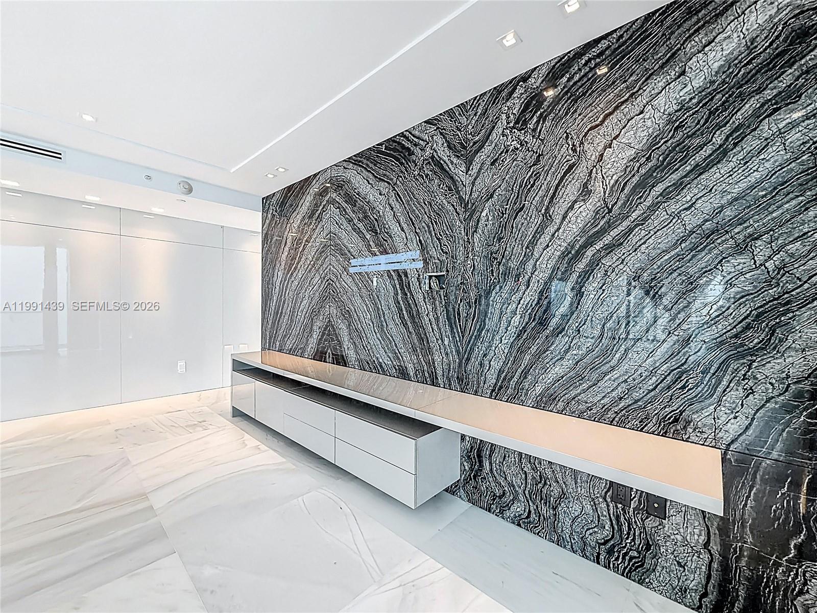 5 4 / 6 4992 sq. ft. $ 2026-03-30 0 foto