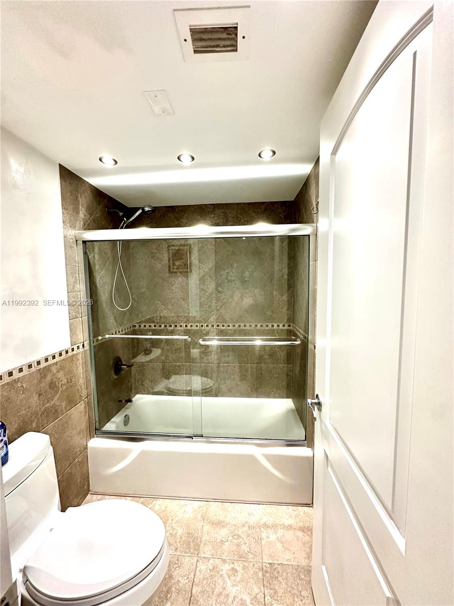 Photo of 1904 Ocean Dr #701, Hallandale Beach, Florida, 33009 - Master Bathroom