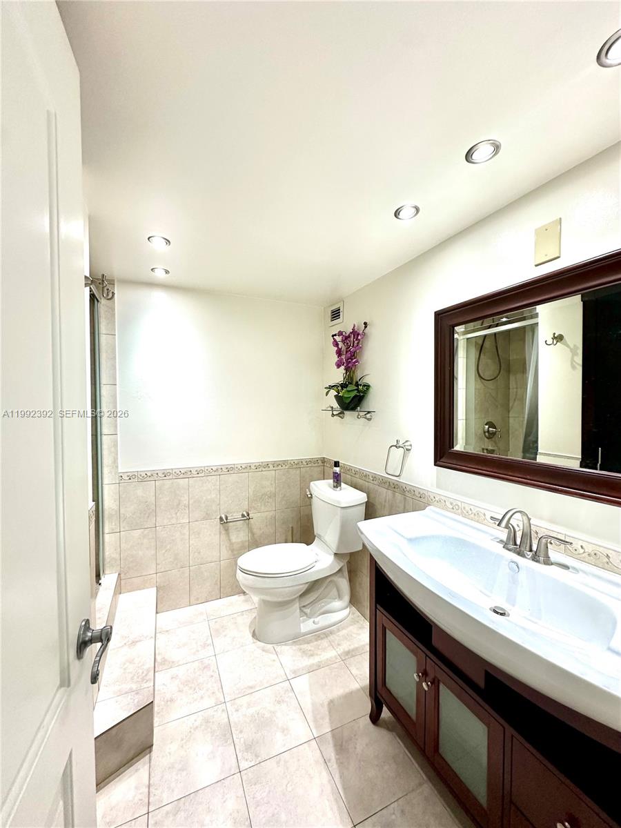 Photo of 1904 Ocean Dr #701, Hallandale Beach, Florida, 33009 - Second Bathroom