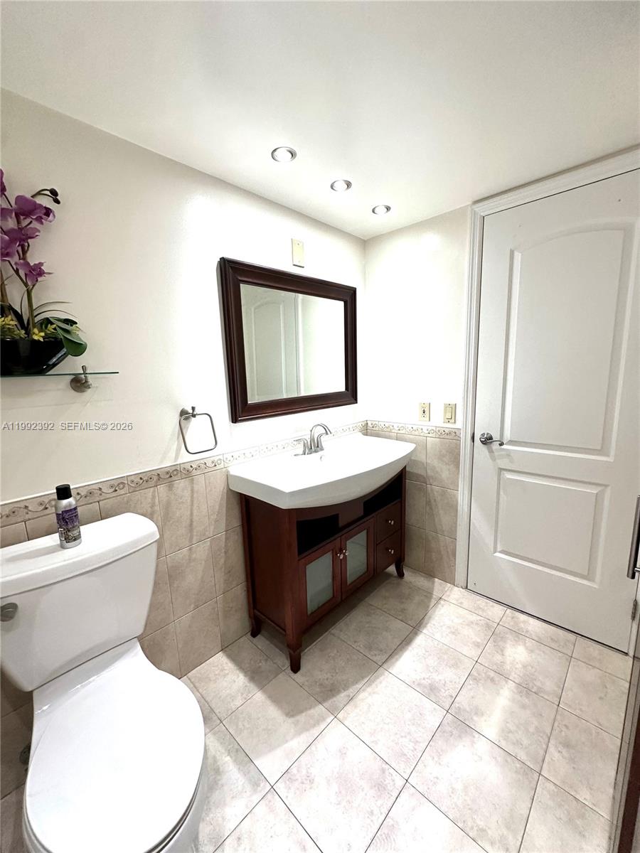 Photo of 1904 Ocean Dr #701, Hallandale Beach, Florida, 33009 - Second Bathroom