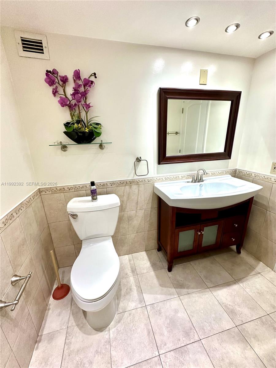 Photo of 1904 Ocean Dr #701, Hallandale Beach, Florida, 33009 - Second Bathroom