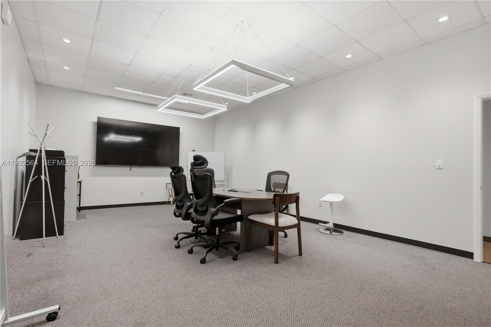   /   кв.футов $ 2026-03-31 0 Фото