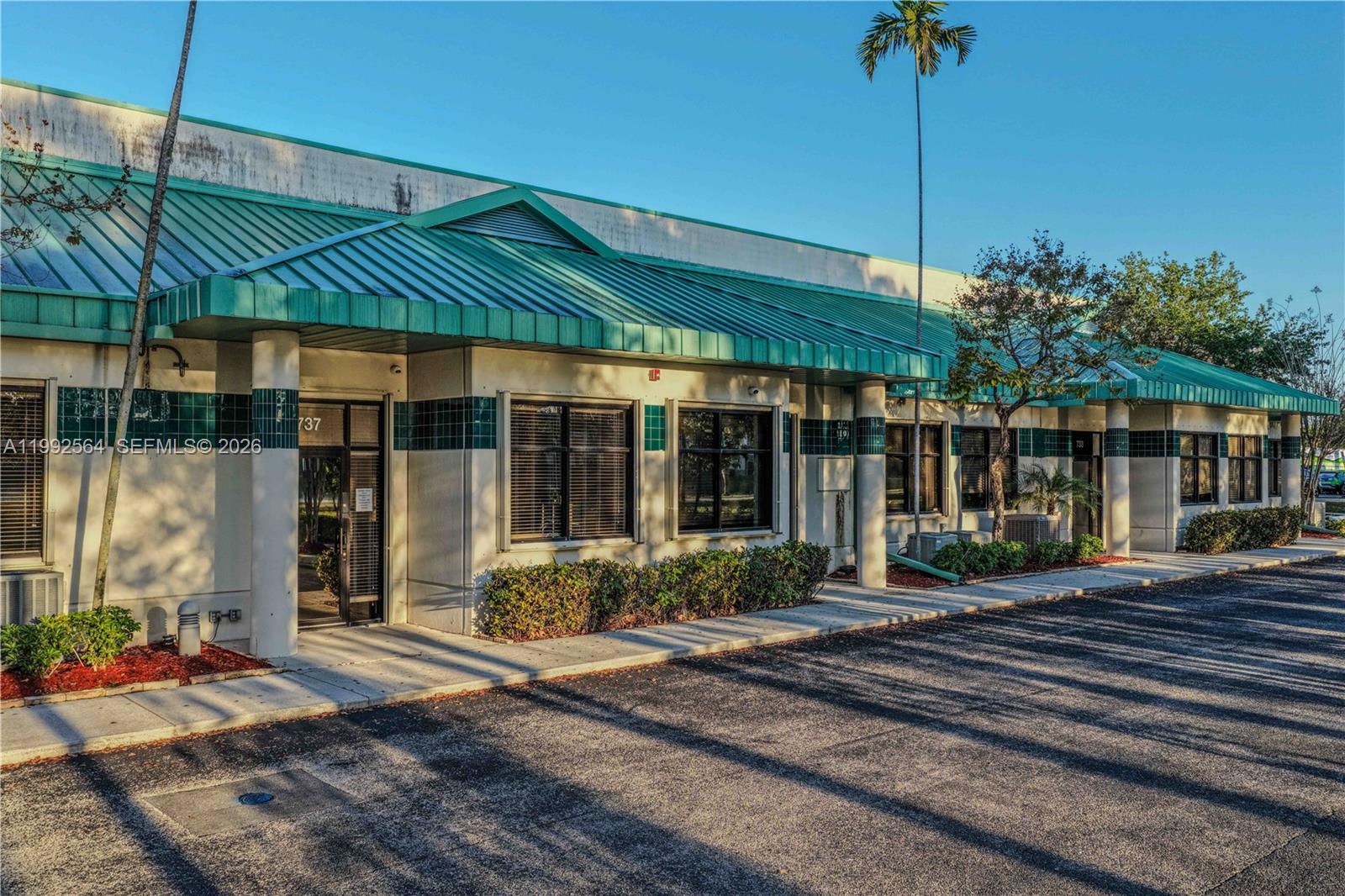   /   кв.футов $ 2026-03-31 0 Фото