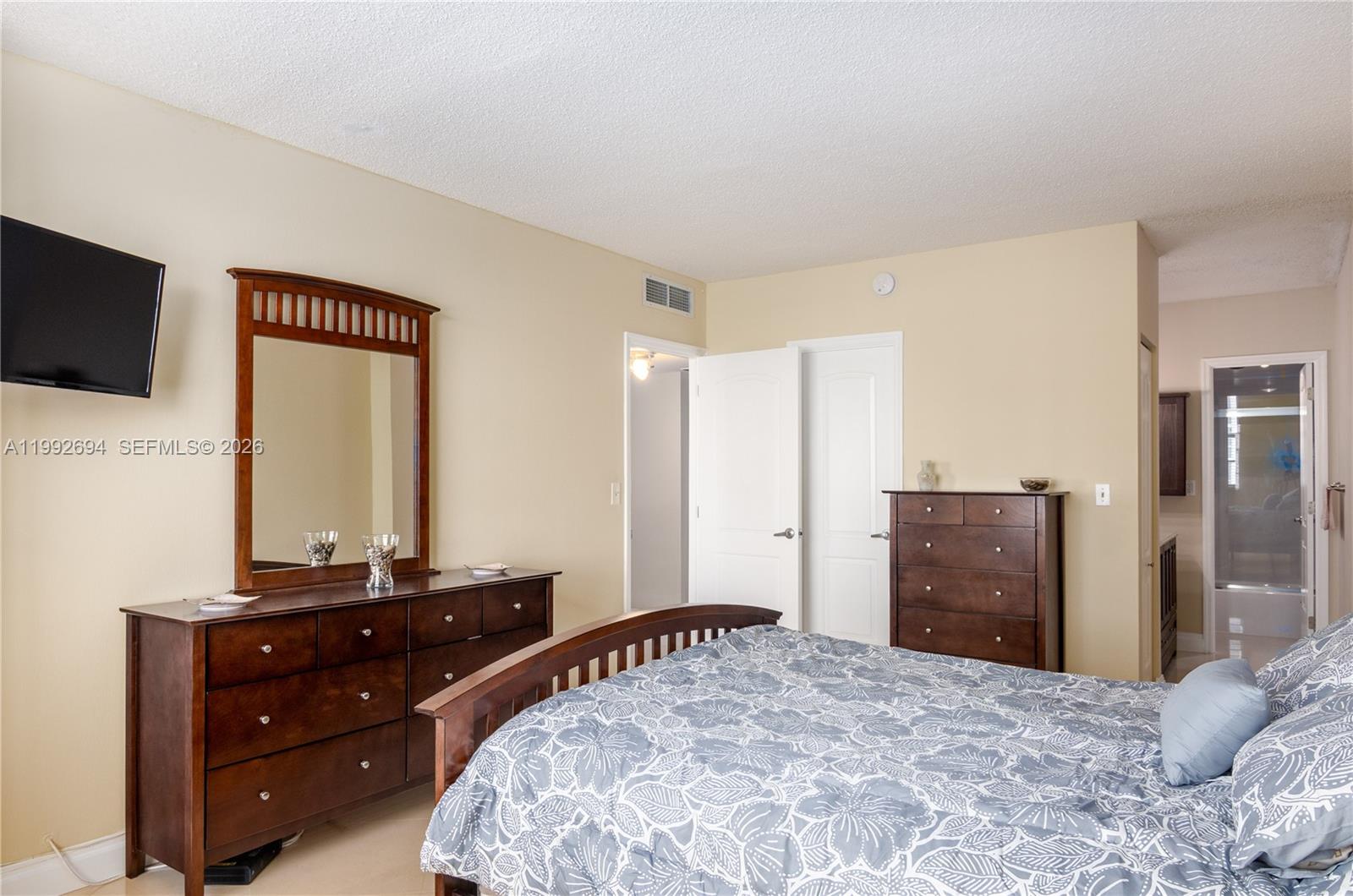 9F 2 / 2 1275 sq. ft. $ 2026-03-31 0 foto