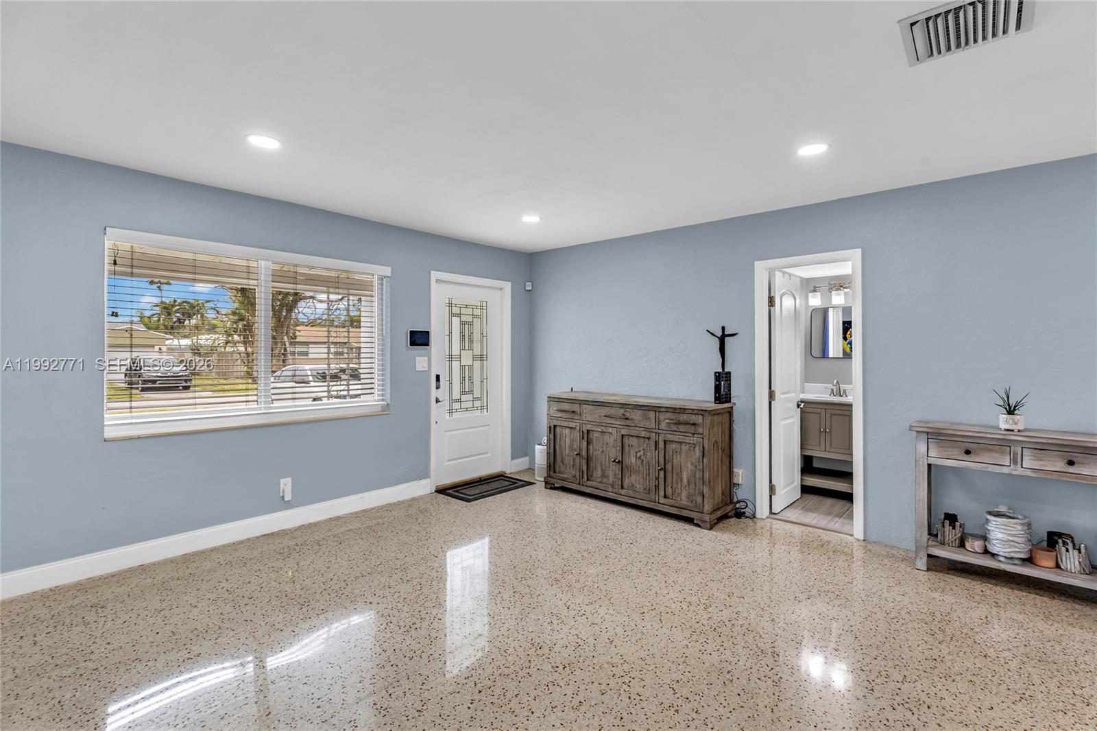 819 2 / 2 1164 sq. ft. $ 2026-03-31 0 Photo