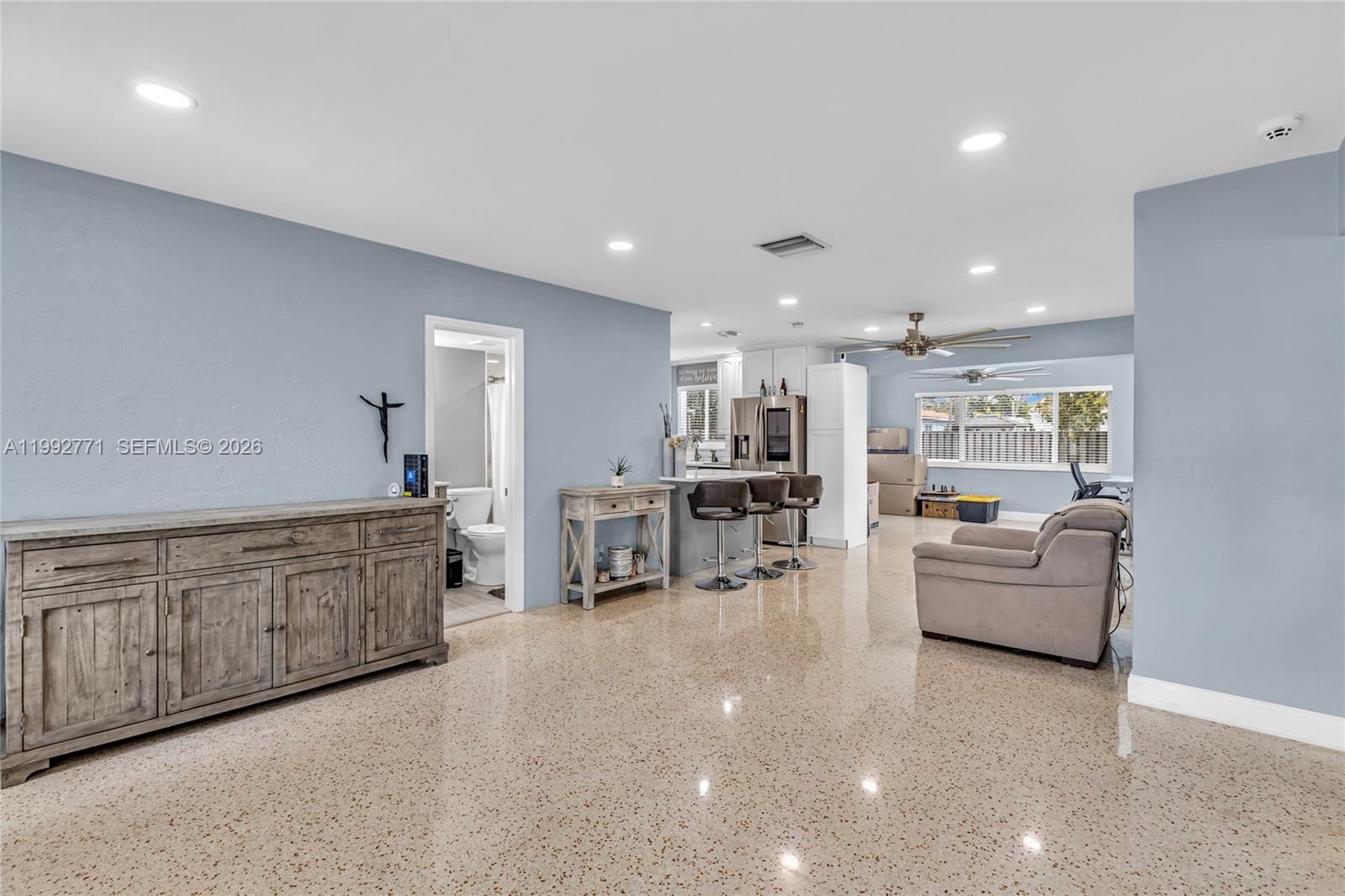 819 2 / 2 1164 sq. ft. $ 2026-03-31 0 Photo