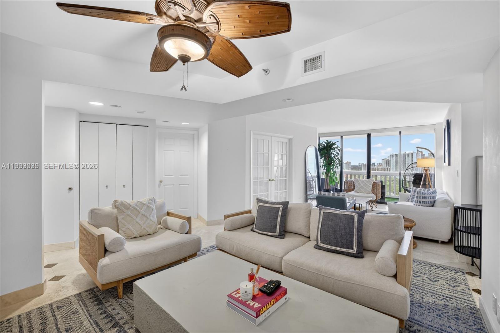 2105 2 / 2 1230 кв.футов $ 2026-04-01 0 Фото