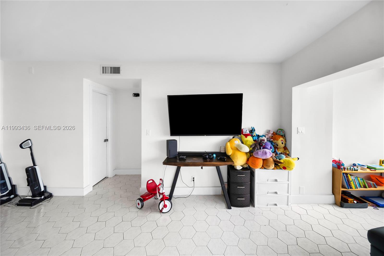 See details 1007 2 / 3 1714 sq. ft. $ 2026-04-01 0 Photo