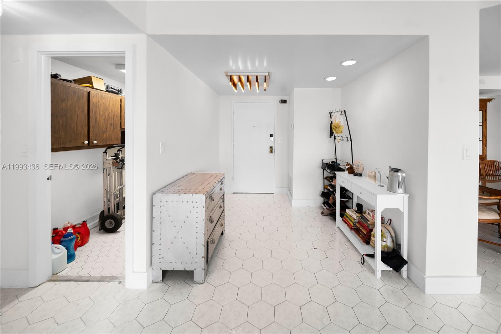 See details 1007 2 / 3 1714 sq. ft. $ 2026-04-01 0 Photo