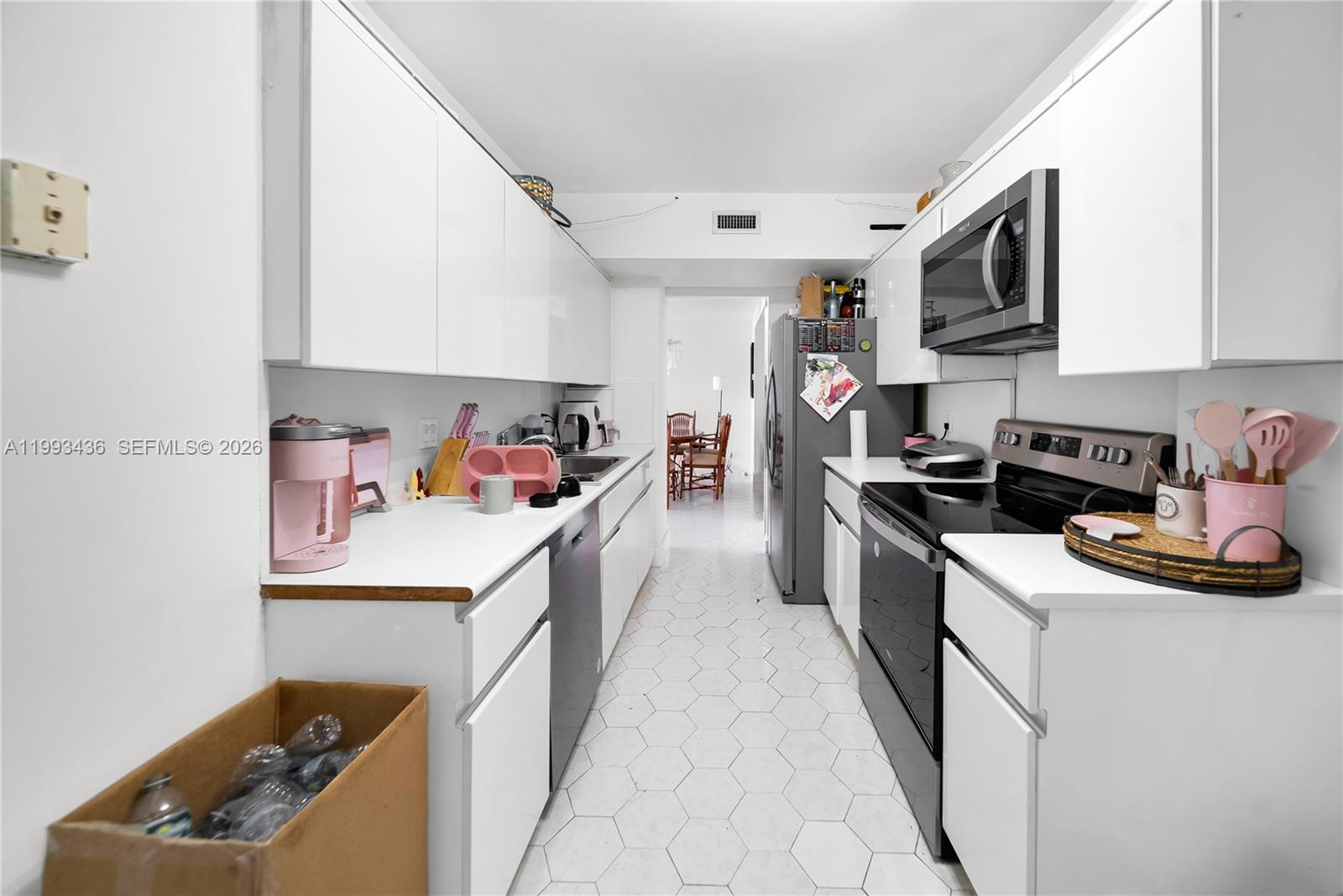 See details 1007 2 / 3 1714 sq. ft. $ 2026-04-01 0 Photo