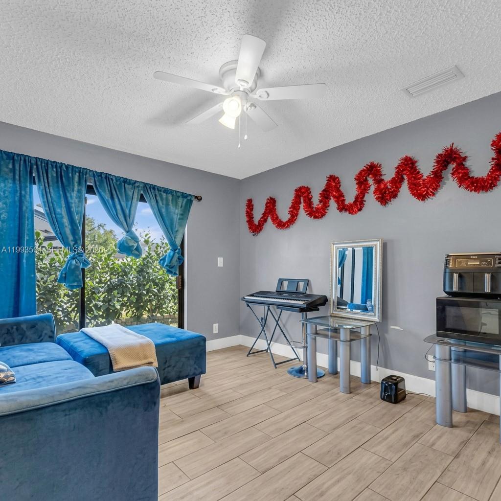 Ver detalles 5701 4 / 2 2181 sq. ft. $ 2026-06-01 0 foto