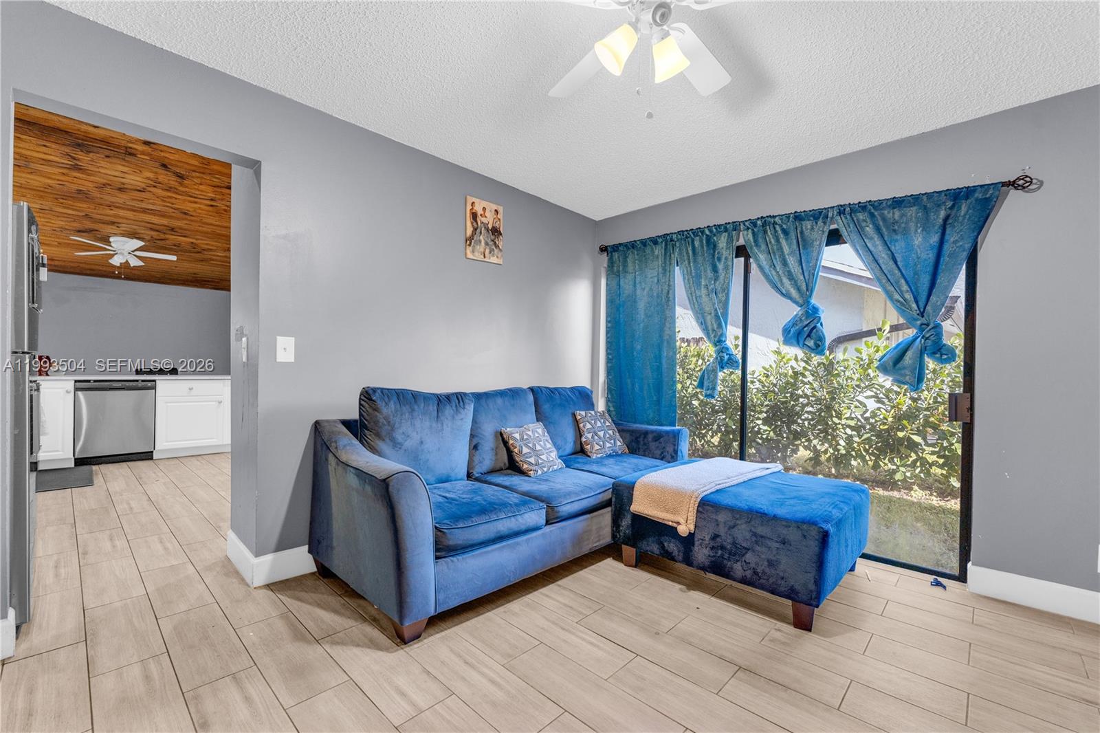 Ver detalles 5701 4 / 2 2181 sq. ft. $ 2026-06-01 0 foto
