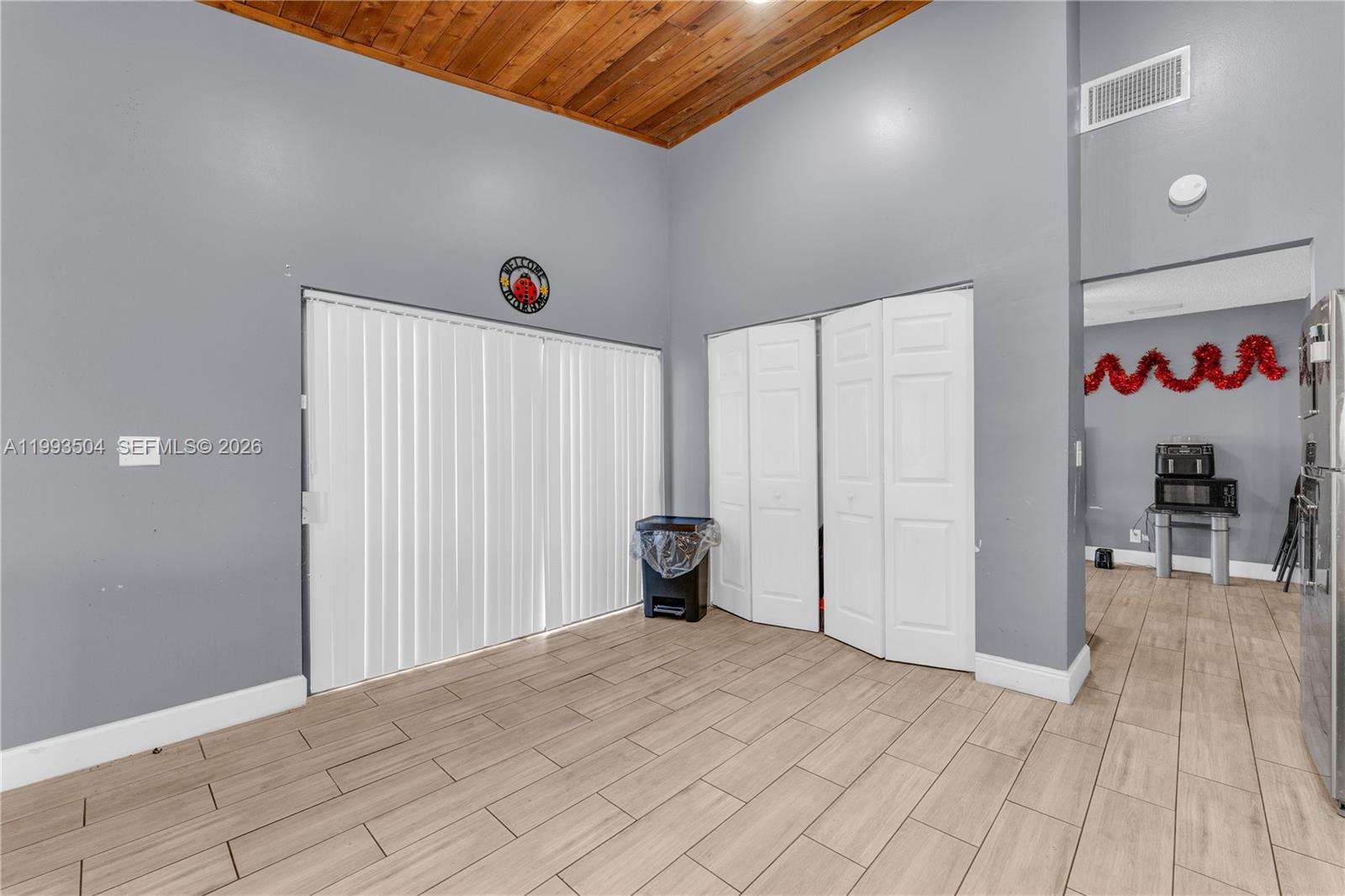 Ver detalles 5701 4 / 2 2181 sq. ft. $ 2026-06-01 0 foto
