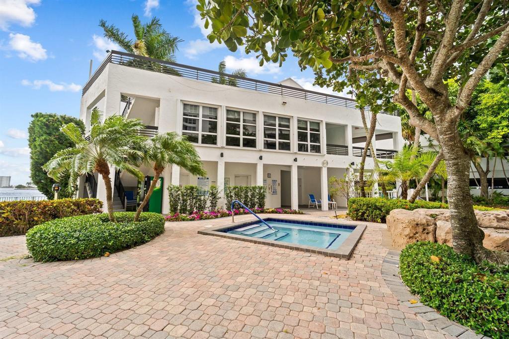 Photo of 3600 Mystic Pointe #Ph16, Aventura, Florida, 33180 - HOT TUB