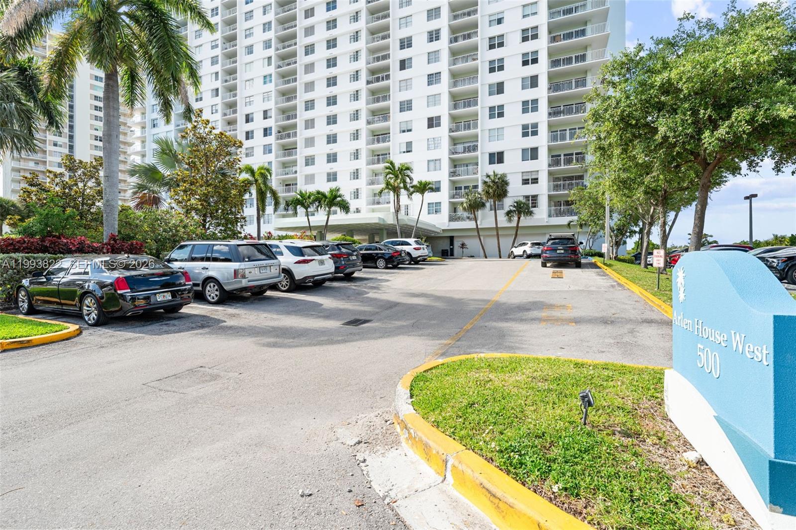 See details 325 1 / 2 762 sq. ft. $ 2026-04-09 0 Photo