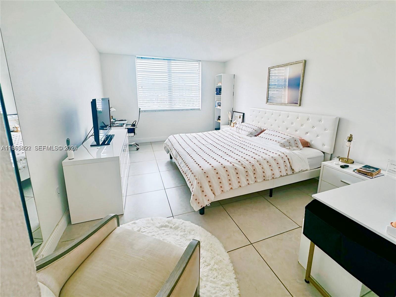See details 325 1 / 2 762 sq. ft. $ 2026-04-09 0 Photo