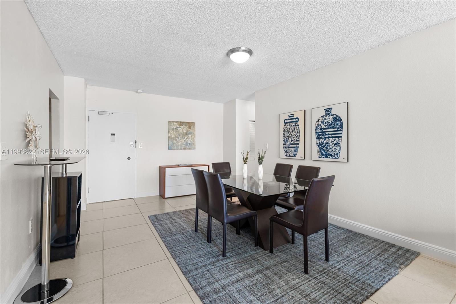 See details 325 1 / 2 762 sq. ft. $ 2026-04-09 0 Photo