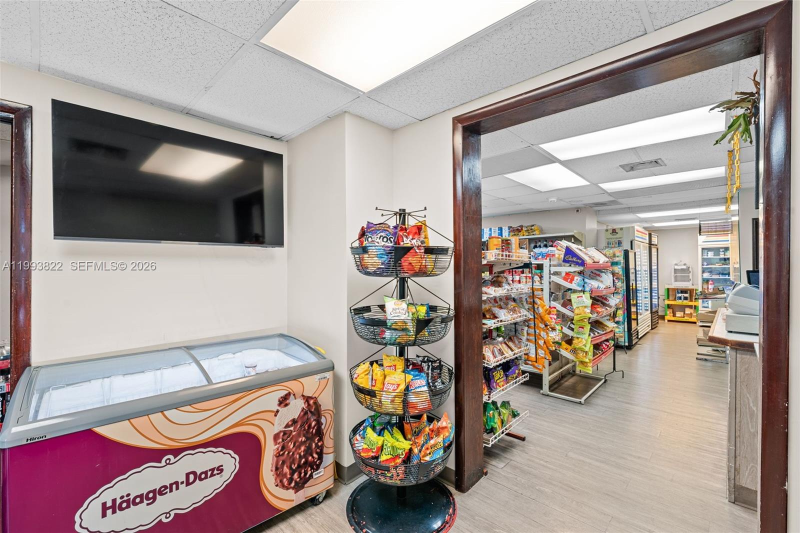 See details 325 1 / 2 762 sq. ft. $ 2026-04-09 0 Photo