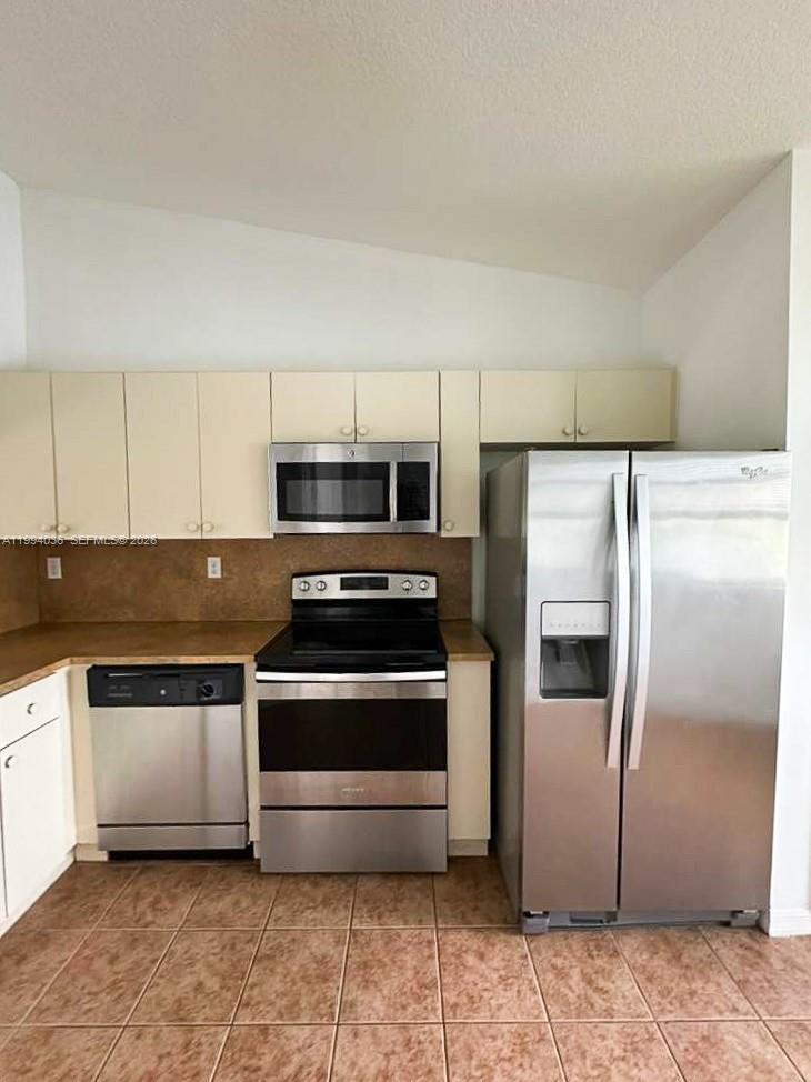 203-51 2 / 2 815 sq. ft. $ 2026-04-02 0 Photo