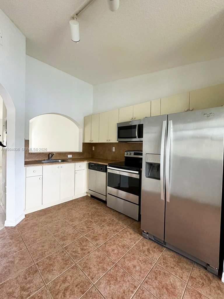 203-51 2 / 2 815 sq. ft. $ 2026-04-02 0 Photo