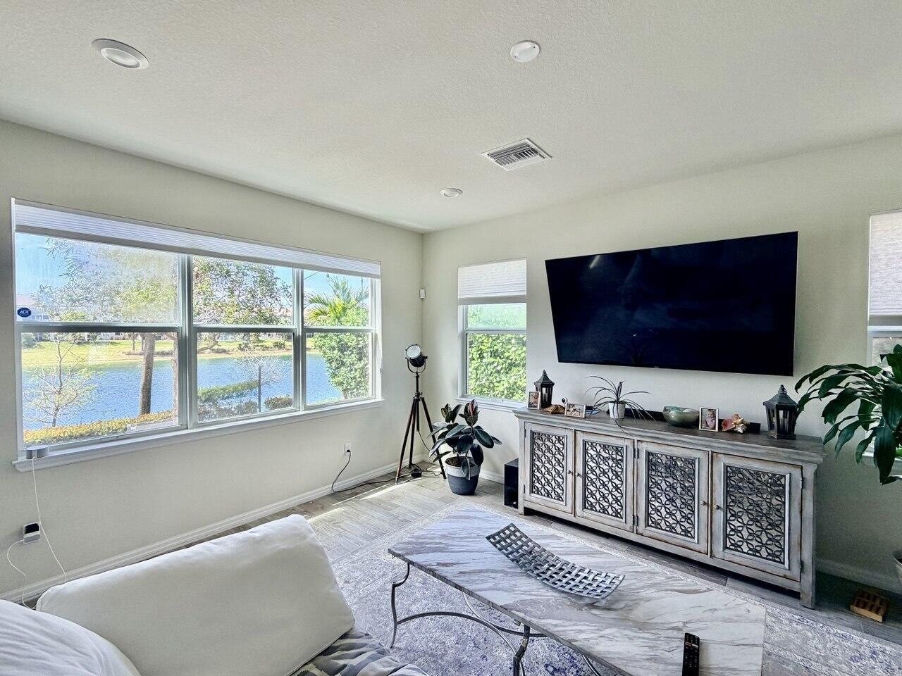 4924 3 /  1952 sq. ft. $ 2026-06-05 0 foto