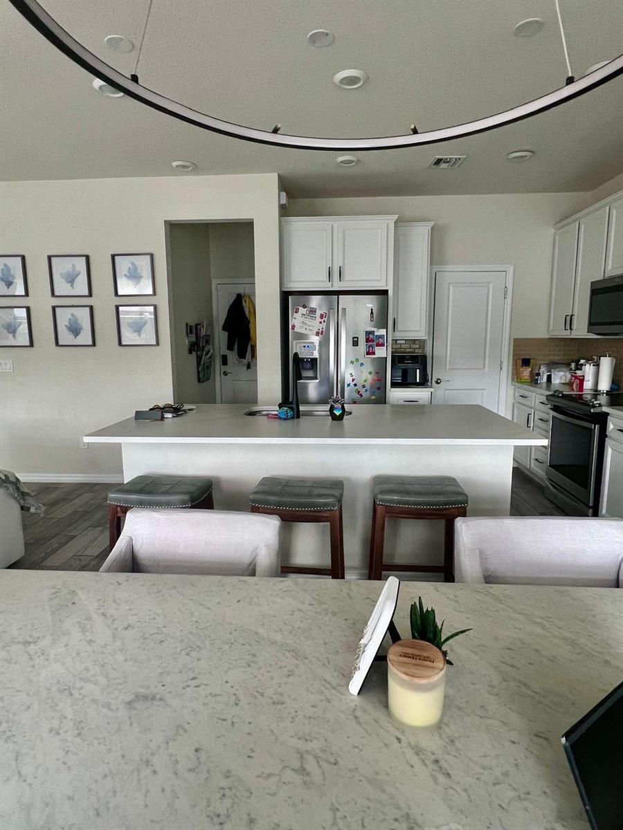 4924 3 /  1952 sq. ft. $ 2026-06-05 0 foto