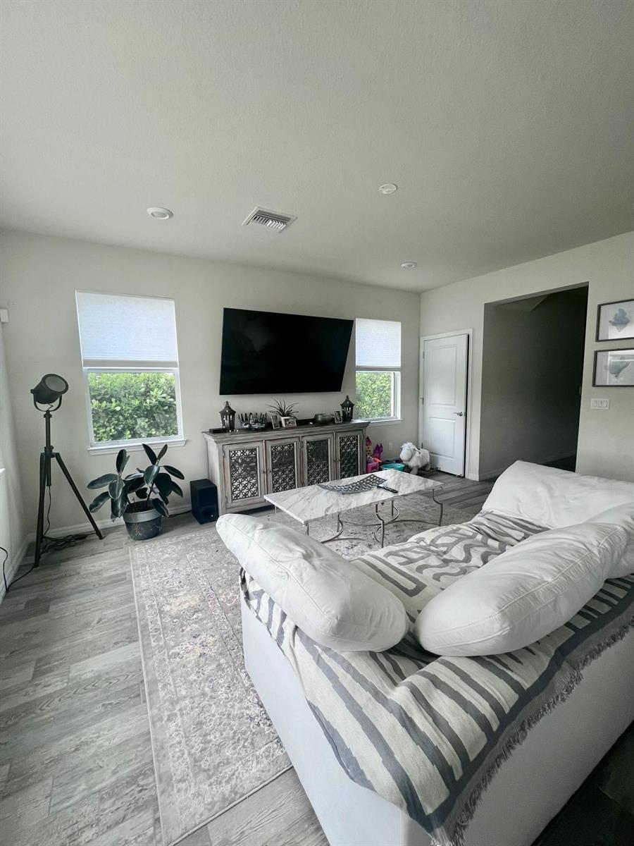 4924 3 /  1952 sq. ft. $ 2026-06-05 0 foto