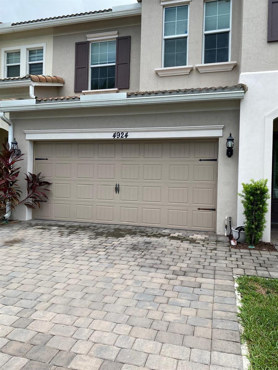 4924 3 /  1952 sq. ft. $ 2026-06-05 0 foto