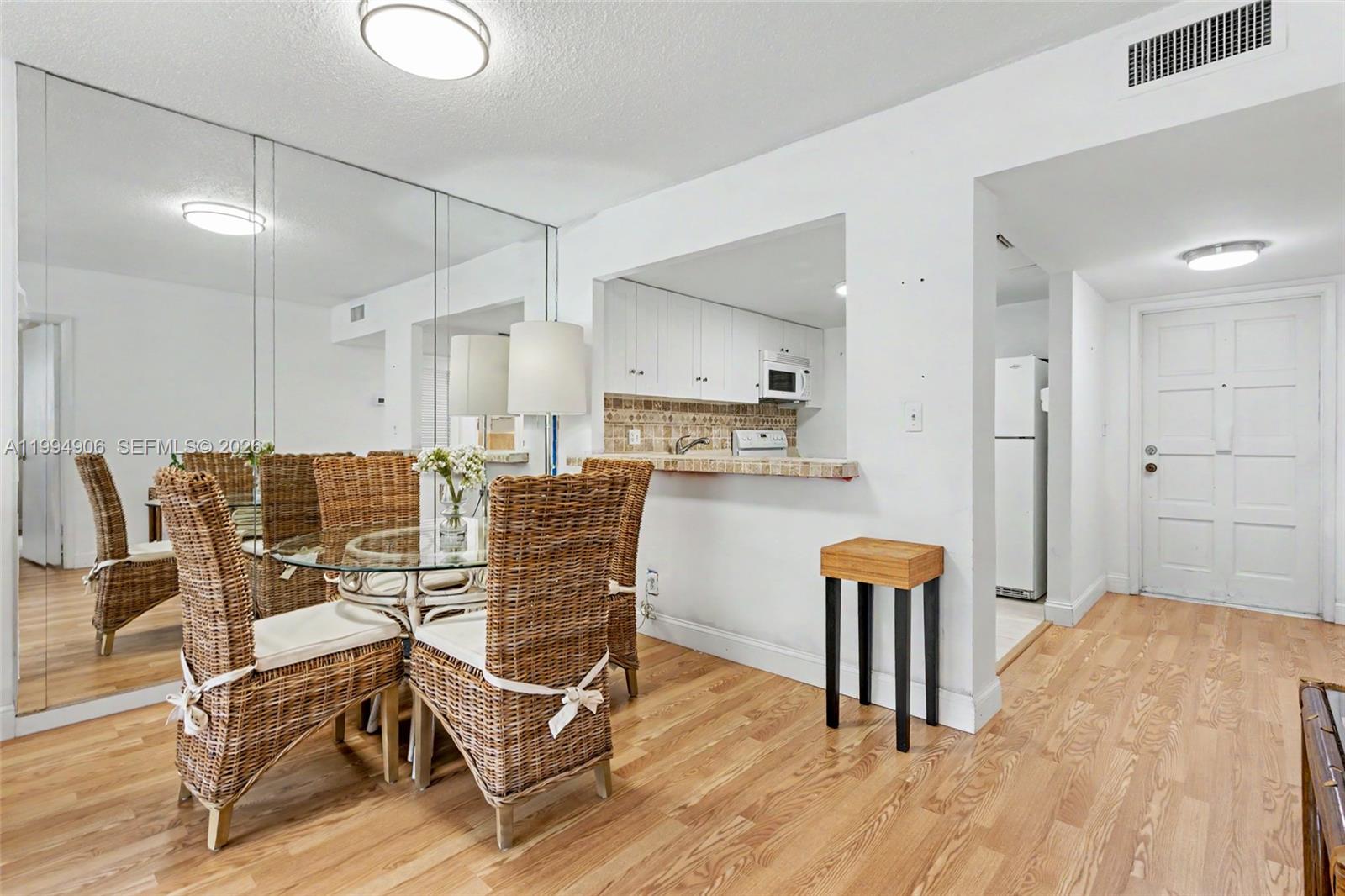 See details 215 1 / 2 744 sq. ft. $ 2026-04-04 0 Photo