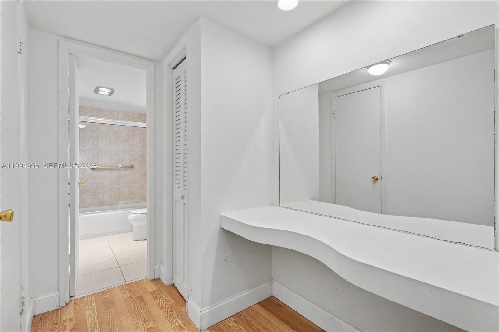 See details 215 1 / 2 744 sq. ft. $ 2026-04-04 0 Photo