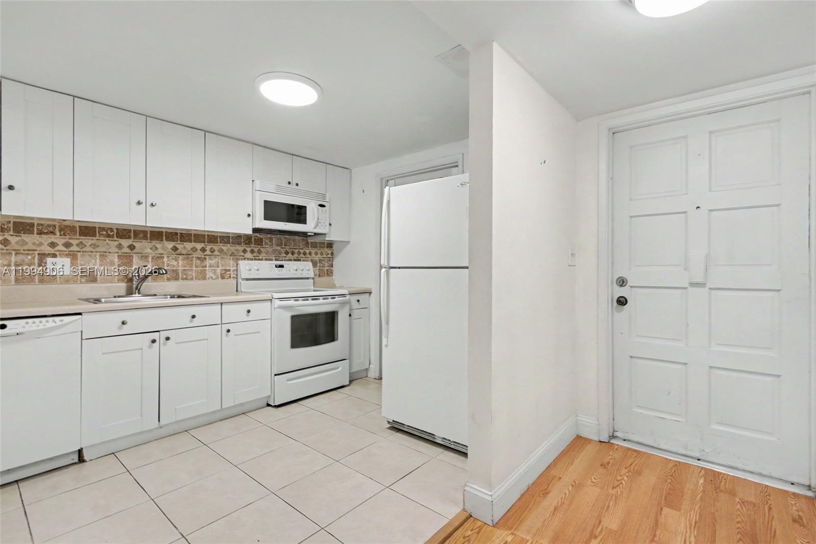 See details 215 1 / 2 744 sq. ft. $ 2026-04-04 0 Photo