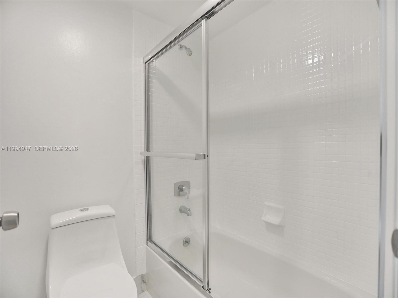 Photo of 20355 34th Ct  #1222, Aventura, Florida, 33180 - Separate toilet and shower/tub combination