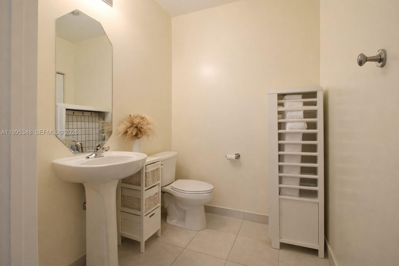 Photo of 140 Dixie Hwy  #1019, Hollywood, Florida, 33020 - Half bathroom