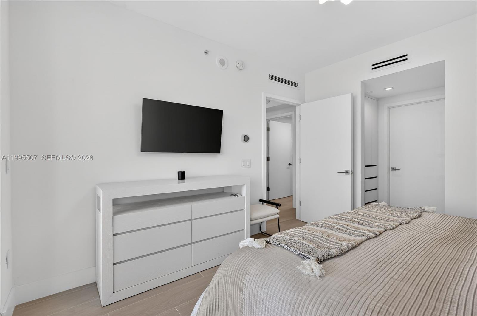 2102 3 / 4 2840 sq. ft. $ 2026-04-06 0 Photo