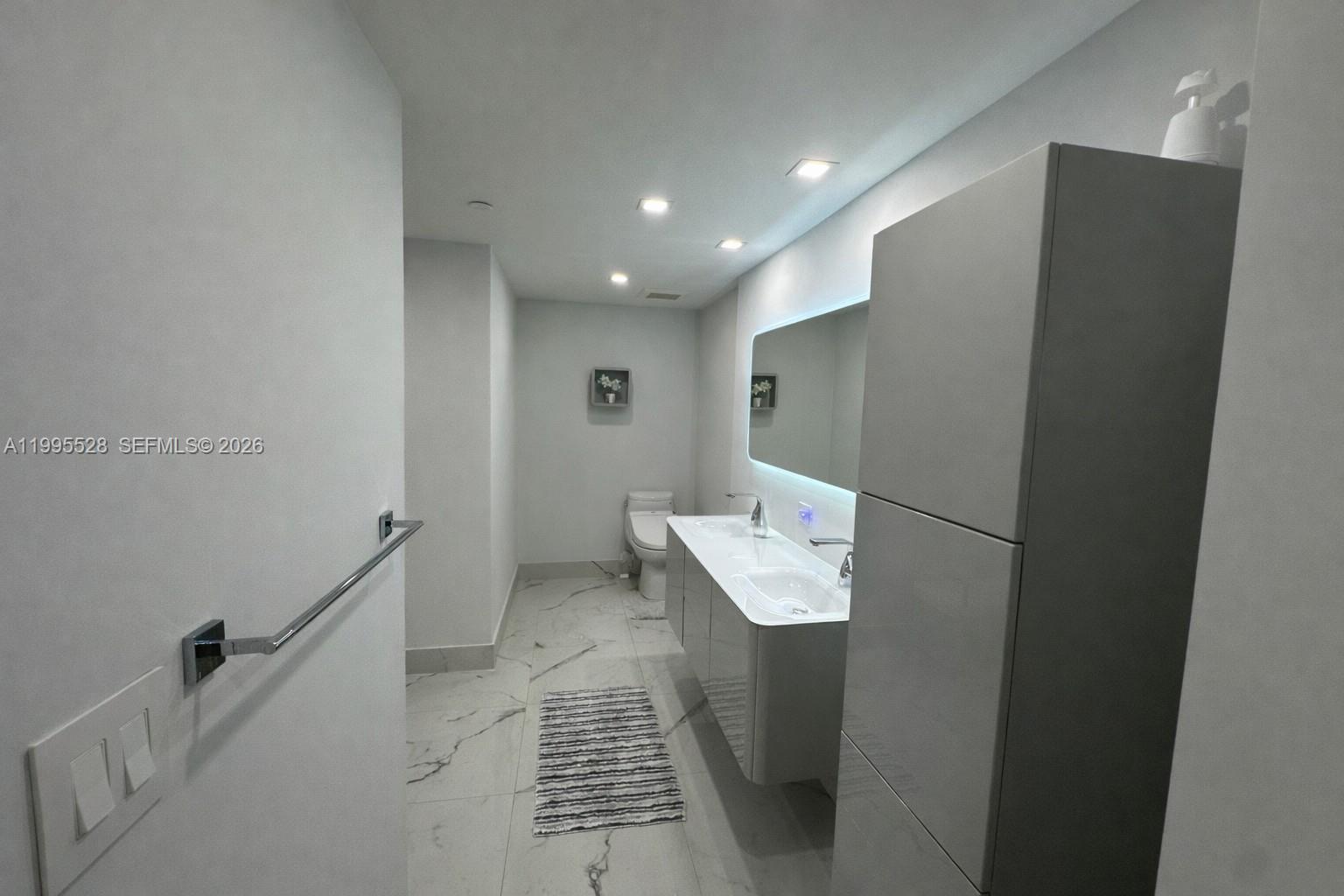 Photo of 19500 Turnberry Way  #14C, Aventura, Florida, 33180 - Master Bathroom
