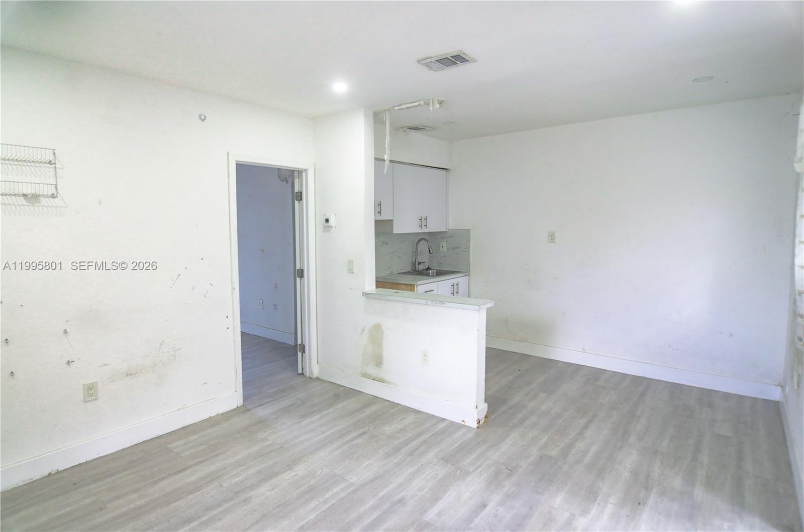   /  900 sq. ft. $ 2026-04-06 0 Photo