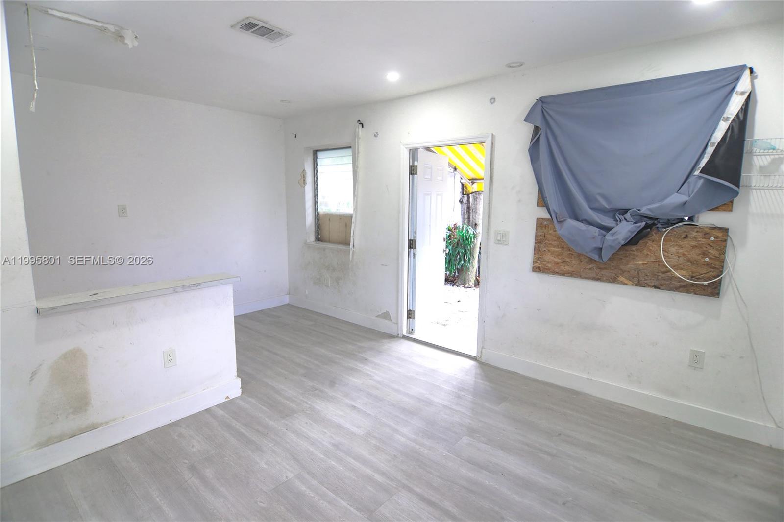   /  900 sq. ft. $ 2026-04-06 0 Photo