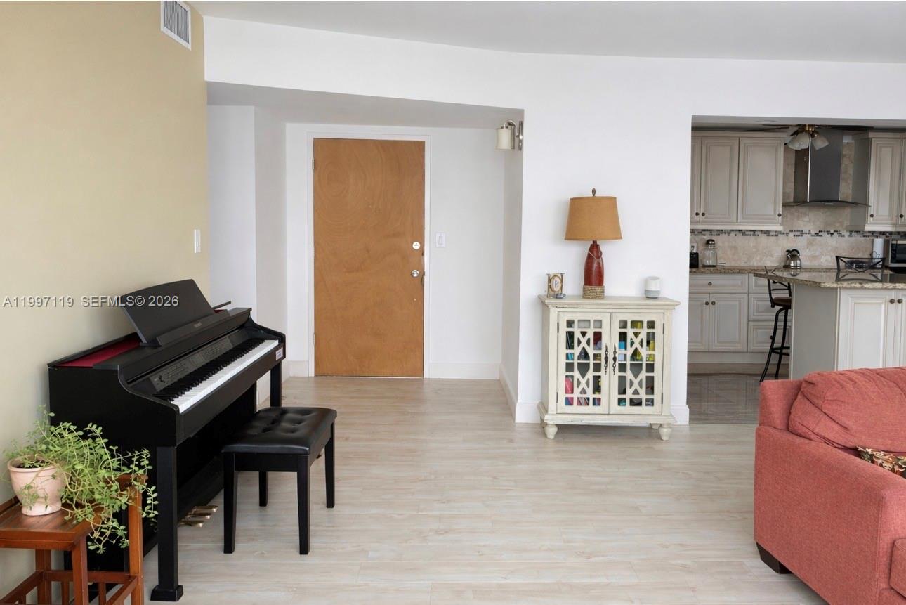 Ver detalles 926E 2 / 2 1140 sq. ft. $ 2026-04-08 0 foto