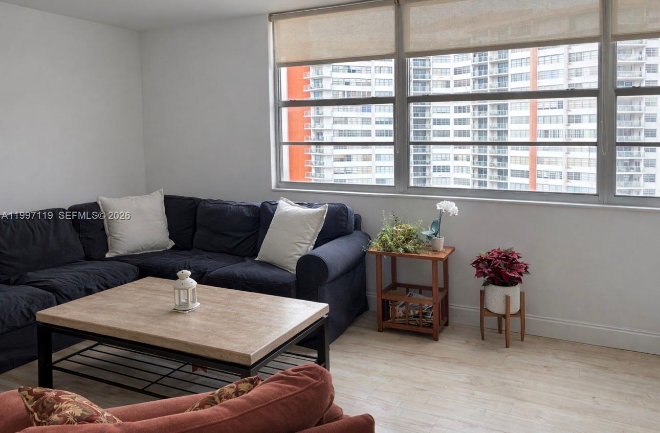 Ver detalles 926E 2 / 2 1140 sq. ft. $ 2026-04-08 0 foto