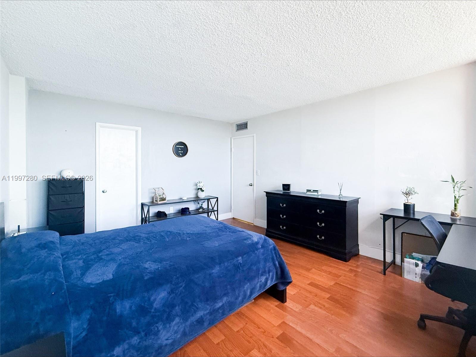Ver detalles 1406W 2 / 2 1140 sq. ft. $ 2026-04-09 0 foto